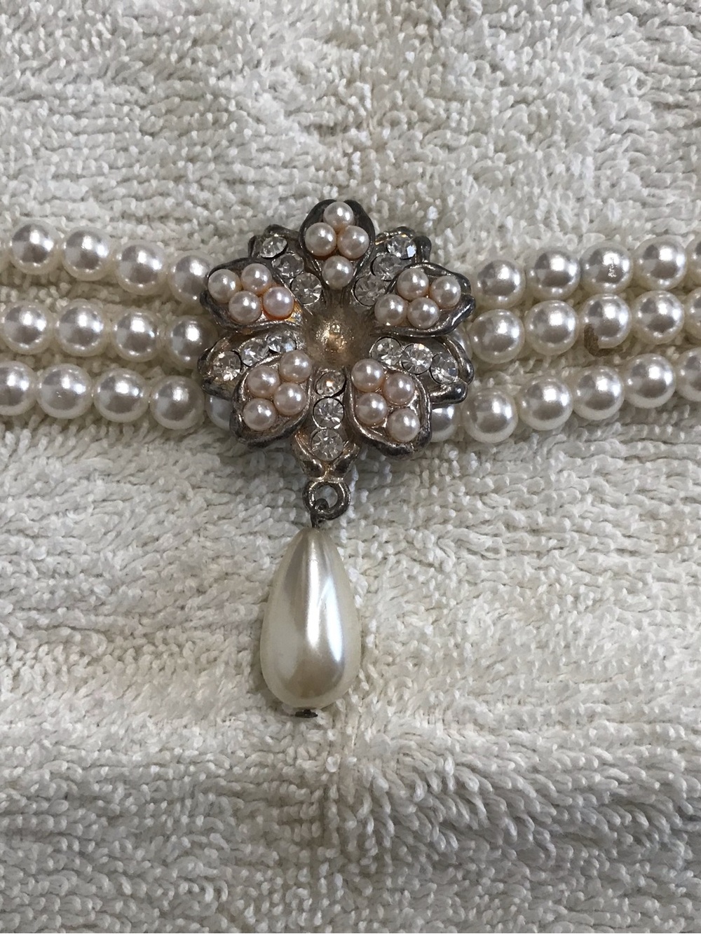 Vintage-Inspired Pearl Choker Necklace with Teardrop Pendant